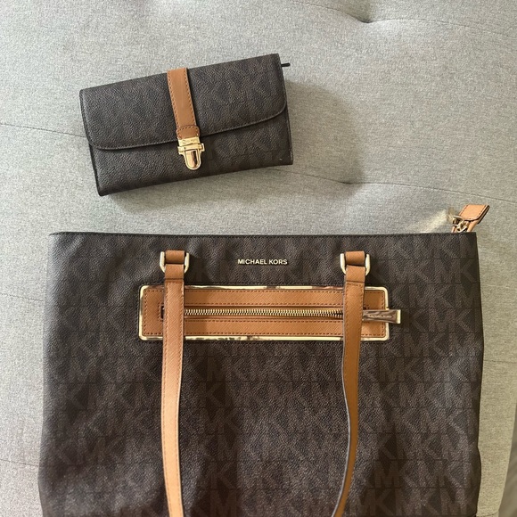 Michael Kors tote purse and wallet - Picture 5 of 5